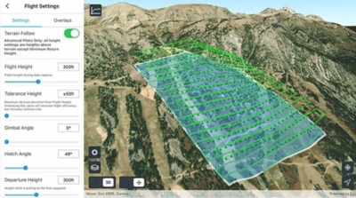 山腹のマッピングに使用されているドローン ソフトウェアのスクリーンショットに、Site Scan Flight for ArcGIS でテレイン フォローが有効化されたエリア調査フライト モードを表示しています